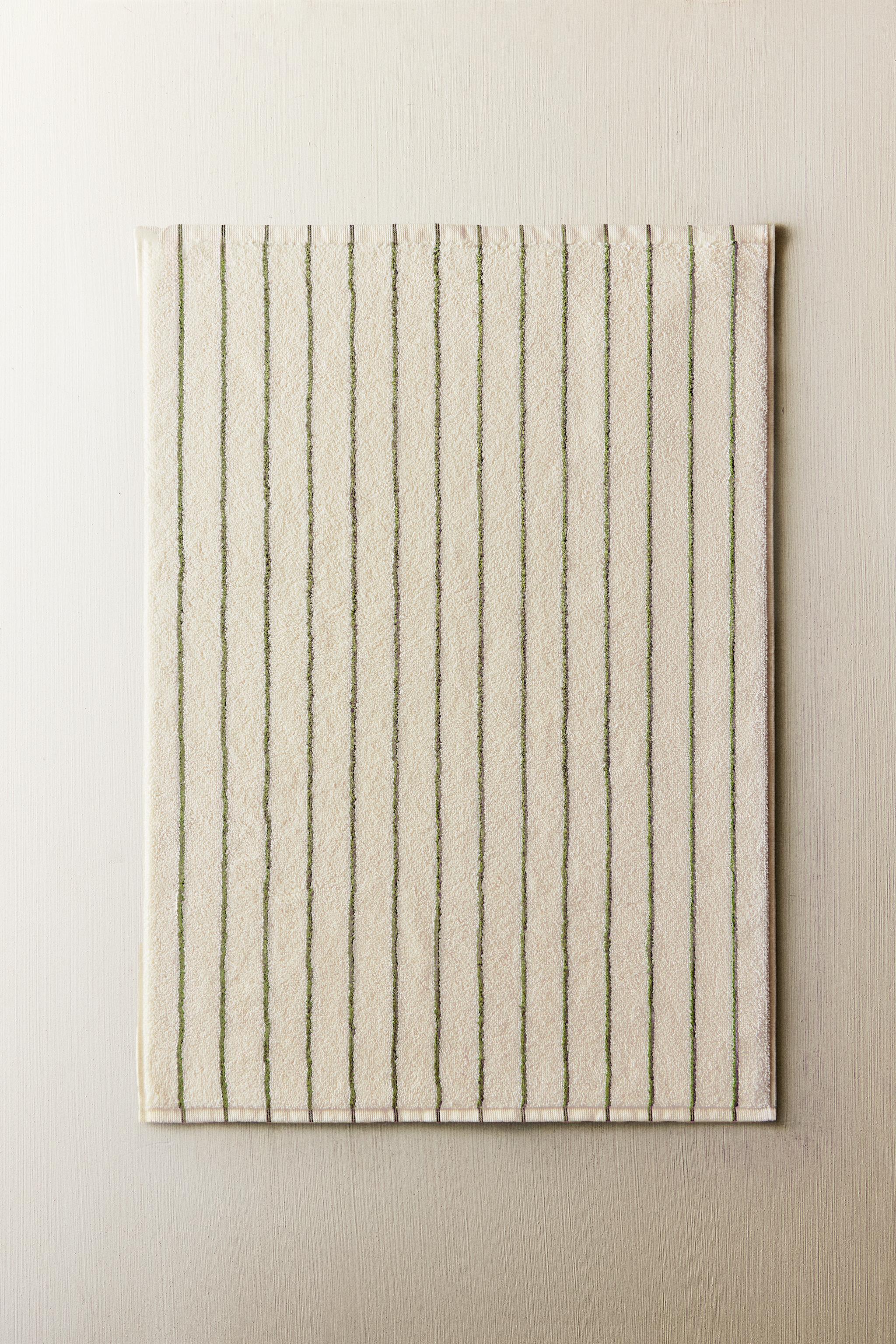 CONTRAST STRIPED BATH MAT